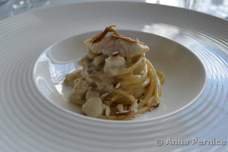 Spaghettone di Gragnaniello con peperoncino pepe e coccio e trito di mandorla.