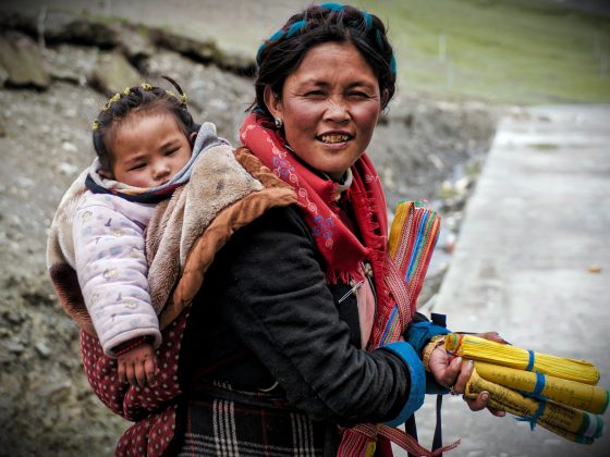 Donna con bambino Tibet