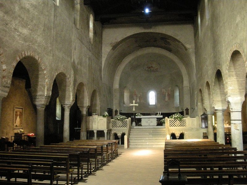 Fonte: Wikipedia. Interno della Basilica di Agliate
