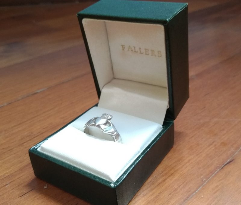 Foto del celebre Claddagh Ring prodotto dalla gioielleria Fallers