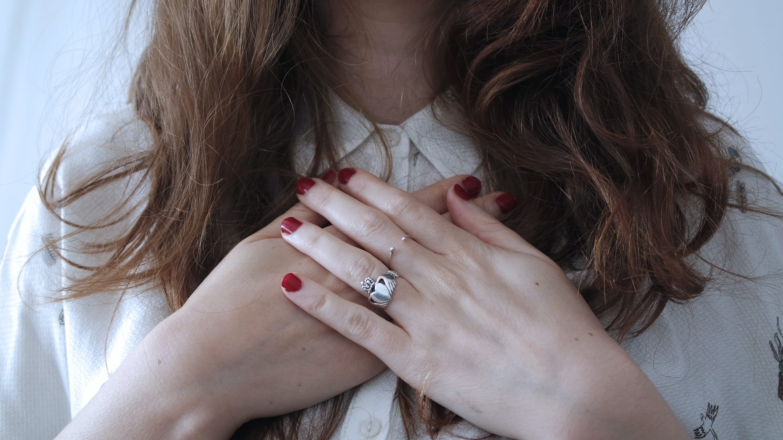 caress Empower Teaching Il celebre Claddagh Ring: l'anello simbolo dell'Irlanda - Travel Fashion  Tips by Anna Pernice