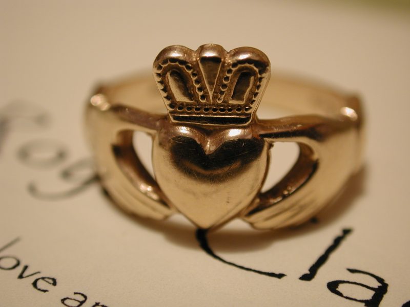 Fonte: Wikipedia. Un Claddagh Ring in oro
